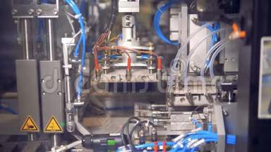 自动化工厂设备工作.. 特殊的机器制造<strong>小太阳</strong>能电池板。